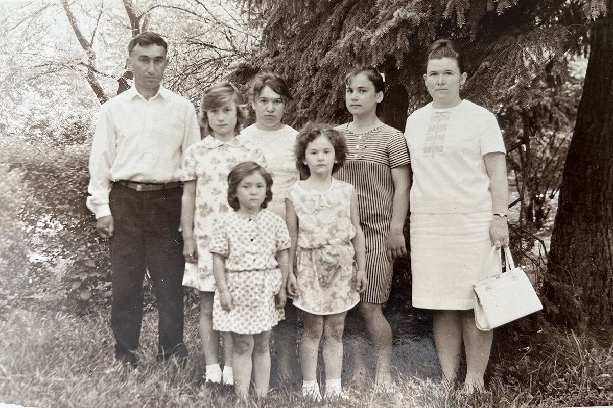 На заднем плане слева направо: Султан, Мариям, Раиса, Любовь, София. На переднем плане: Танзиля, Мадина. Нальчик, 1970 год