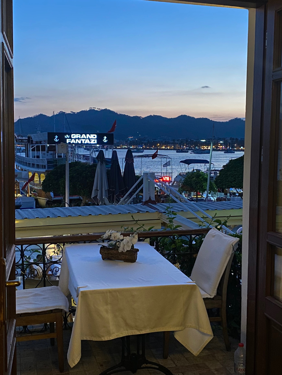 Вид из ресторана в центре Мармариса