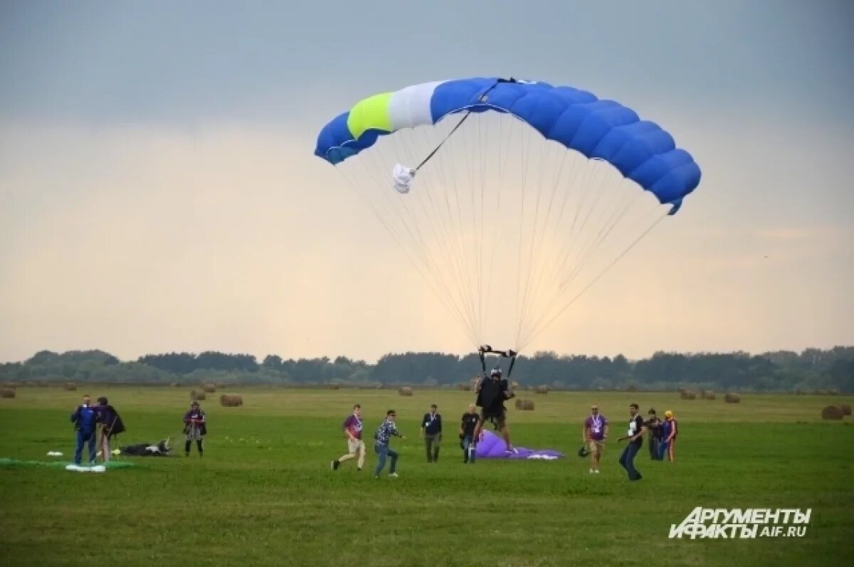    До 19 часов зрители наблюдали показательные прыжки в круг и купольное пилотирование.
