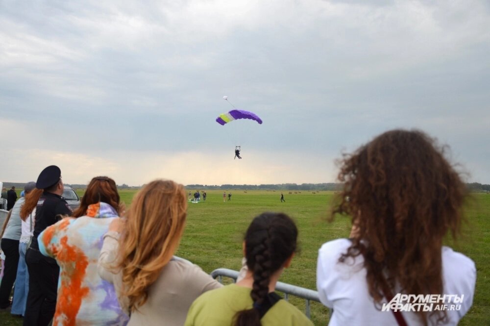    Зрителей и болельщиков у парашютистов было немало. Фото:  АиФ/ Анна Городкова
