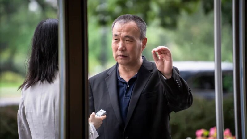 Ченг Пеймин, практикующий Фалуньгун, которому в китайской тюрьме насильно удалили часть печени и лёгкого, беседует с репортёром Epoch Times после пресс-конференции в Вашингтоне 9 августа 2024 года. (Madalina Vasiliu/The Epoch Times)