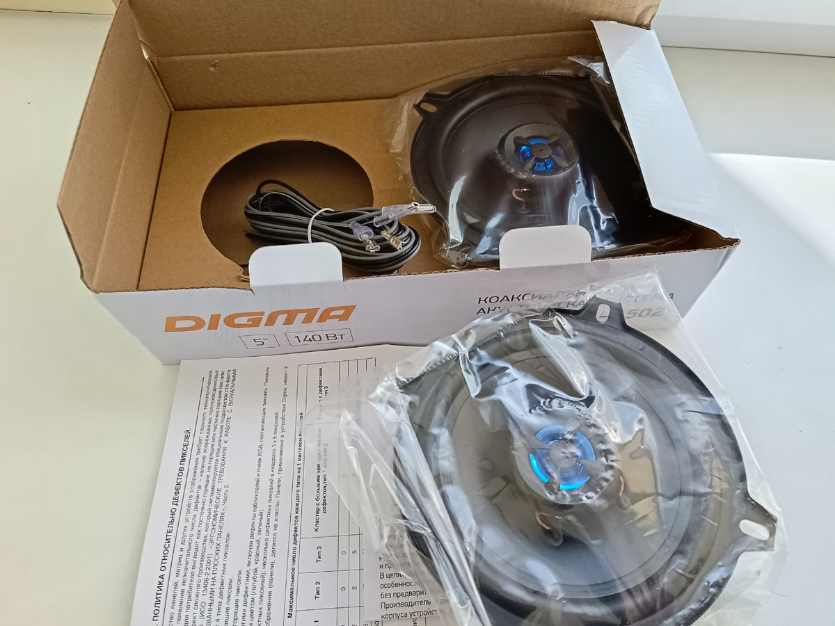 В комплекте  есть длинные провода, серый контакт (+), с черной полосой (-).