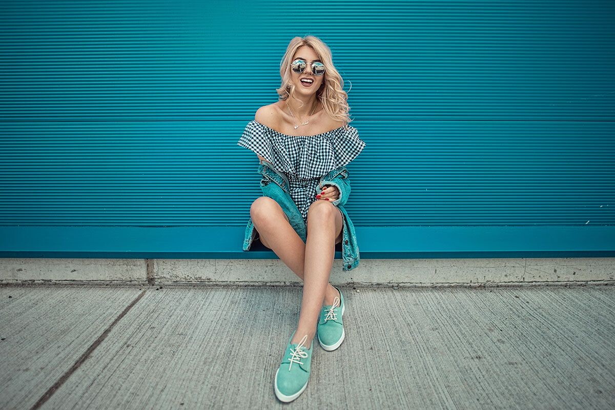 Яркая обувь добавит красок в образ. Источник: Shutterstock📷
