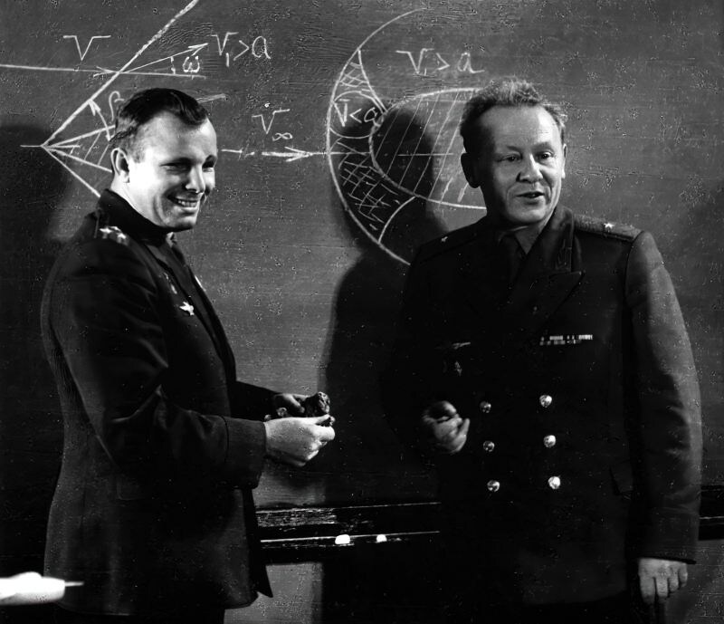 Ю.А. Гагарин и С.М. Белоцерковский, заместитель начальника академии им. Н.Е. Жуковского, руководитель дипломной работы Гагарина, во время защиты диплома. Автор снимка В.А. Шитов, 1968 год.