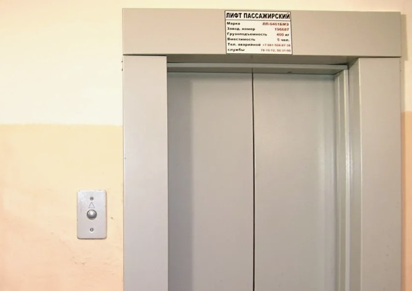 У нас такие вот лифты. Только грязнее уже.