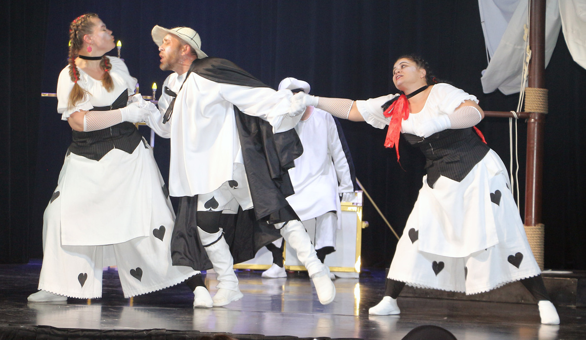 Фрагменты из спектакля «Дон Жуан». Фото Евгения КРАТОВА.