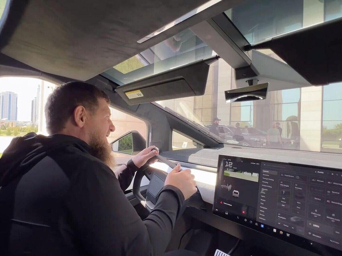    Рамзан Кадыров за рулем электромобиля Tesla Cybertruck© Kadyrov_95/Telegram