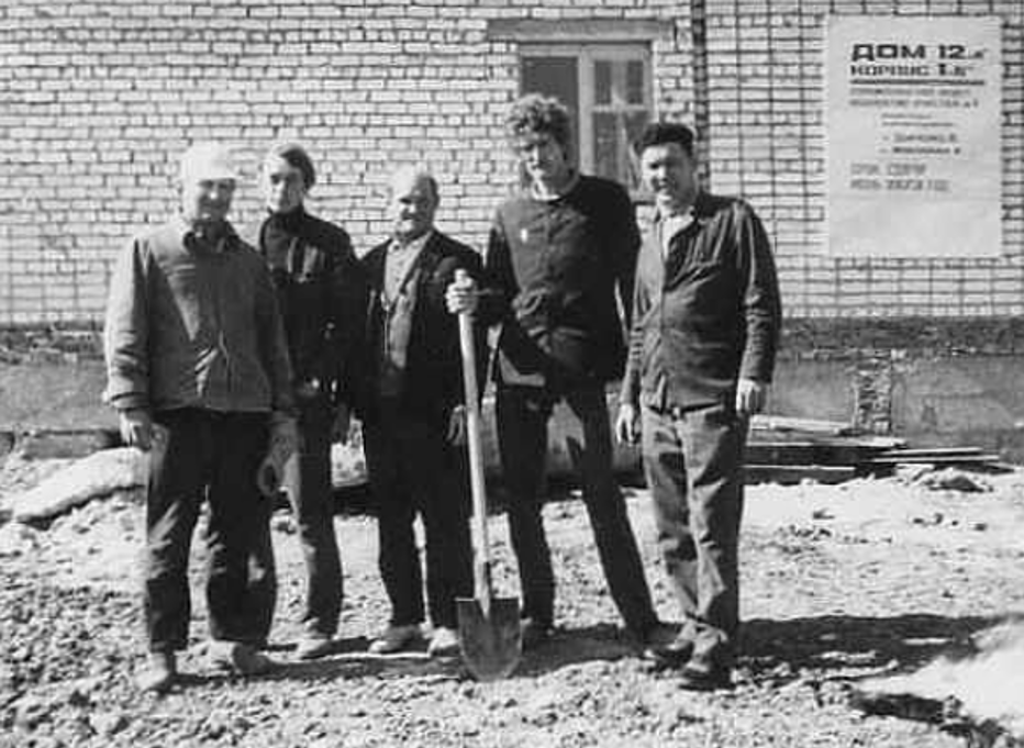 На ул.50 лет СССР, 1973 год. ИТР участка №1, описываемого в отрывке из повести. Анатолий Андреев - второй справа.