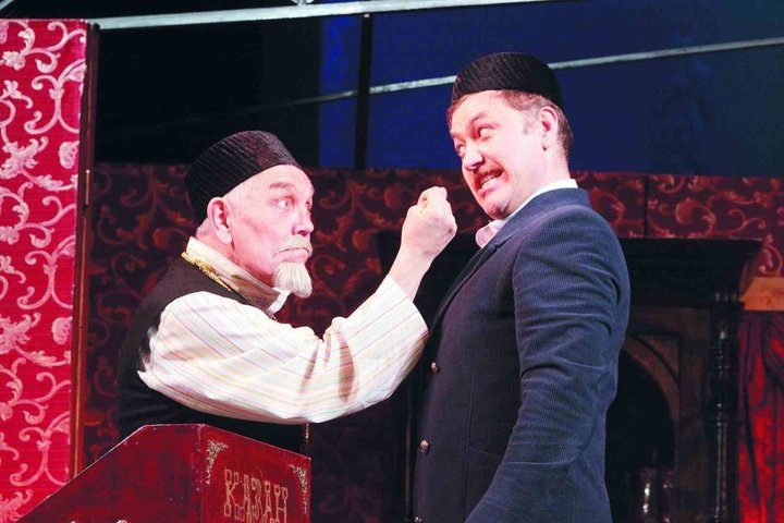 сцена из спектакля: купец (Наиль Шайхутдинов) и маклер (Ренат Шамсутдинов) торгуются.. Фото: предоставлено пресс-службой театра К.Тинчурина 
