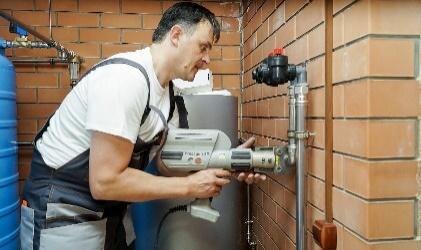 Как говорится, скупой платит дважды. Один раз – за пропущенную профилактику, второй – за капитальный ремонт. Профилактика дешевле, чем замена оборудования. Например, заменить фильтры в системе вентиляции гораздо дешевле, чем оплачивать ремонт после того, как начнут скапливаться плесень и грибок. Или простой пример с канализацией: вовремя прочищенная система обойдется в копейки по сравнению с разбором полов и стен, если трубу все же прорвет.  