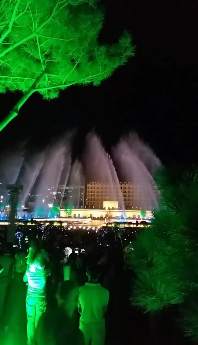 Толпы туристов на вечернем фонтане, Дербент. Фото автора.