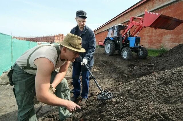    Что за античные плиты с изображением фигур в боевом танце нашли в Крыму?