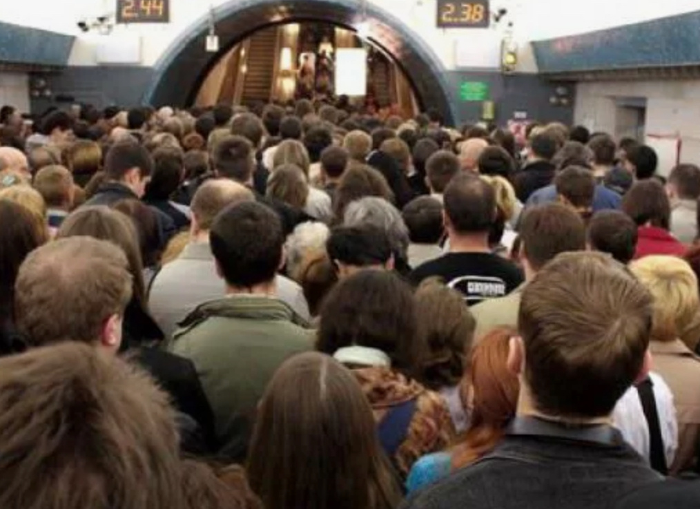 Давка в дверях. Очереди в метро в москве. Давка перед открытием магазина. Давка в метро. Большое скопление людей.