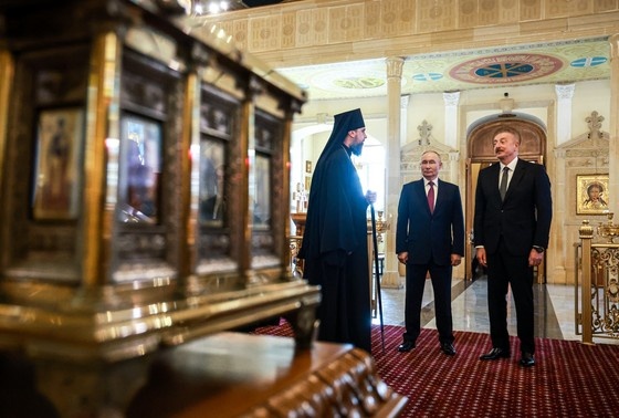    Президент РФ Владимир Путин (в центре) и президент Азербайджана Ильхам Алиев (справа) во время посещения кафедрального собора Святых жен-мироносиц