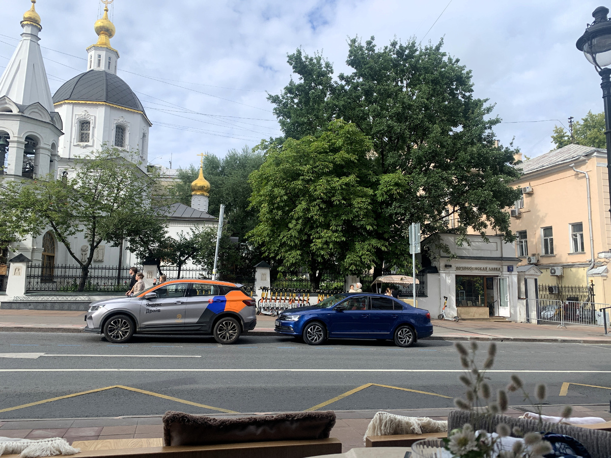 Вид через витрину первого этажа