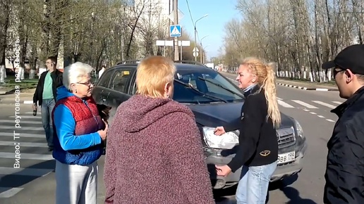 Скачать видео: Блондинка в пьяном угаре устроила ДТП и «облаяла» пенсионерку на глазах у всех! Вспыльчивая дамочка оказалась!