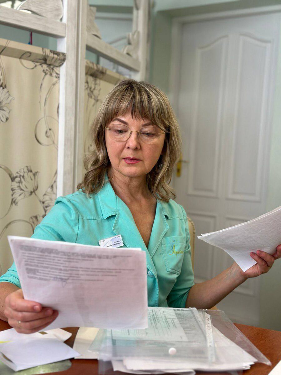 Очеретина Ирина Геннадьевна - травматолог-ортопед, миотерапевт, кандидат медицинских наук со стажем работы в здравоохранении более 35 лет. Автор метода лечения позвоночника без операций