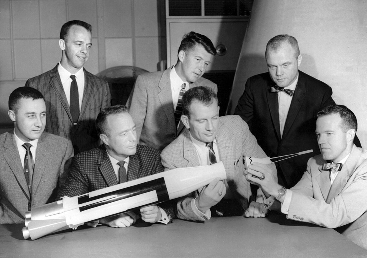Астронавты программы «Mercury», слева направо: Гриссом, Шепард, Карпентер, Ширра, Слейтон, Гленн, Купер. Фото 1962.