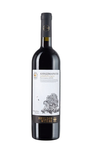 Киндзмараули — это не название сорта. Так называется небольшая зона в Кахетии, где с 1942 года производят полусладкие вина из саперави. Несмотря на то, что вина Киндзмараули — одна из визитных карточек Грузии, только в 2010 году территорию официально признали аппелласьоном: Kindzmarauli PDO. А значит отныне вино не может называться ""киндзмараули"", если было сделано за пределами строго обозначенного региона.