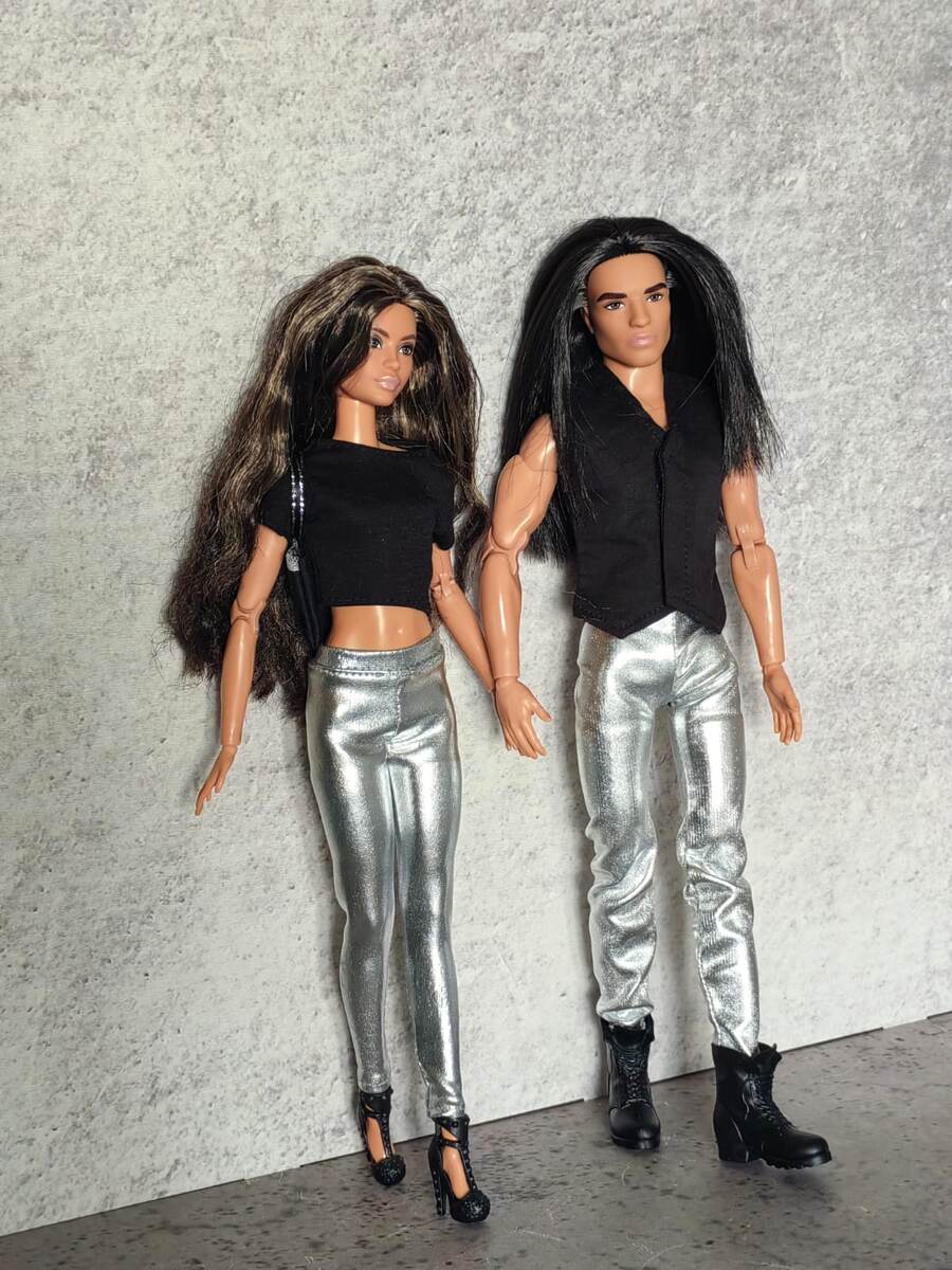 Смешные такие стоят, типа идут вместе за ручку...