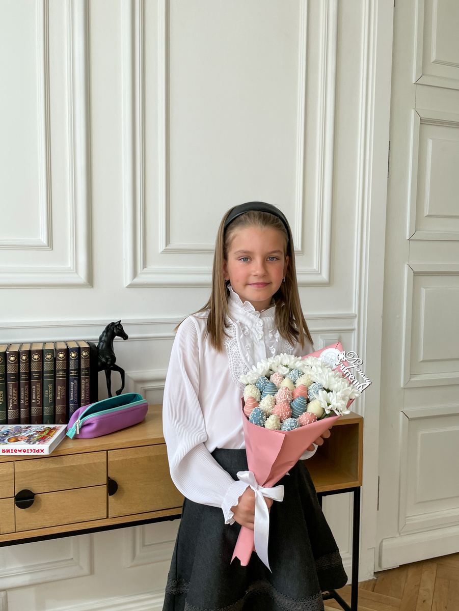 Букет из клубники с хризантемами