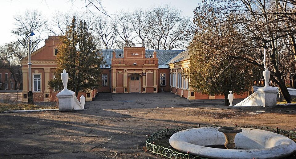    Центр поселка Новгородский, 2008 год / Викимедиа