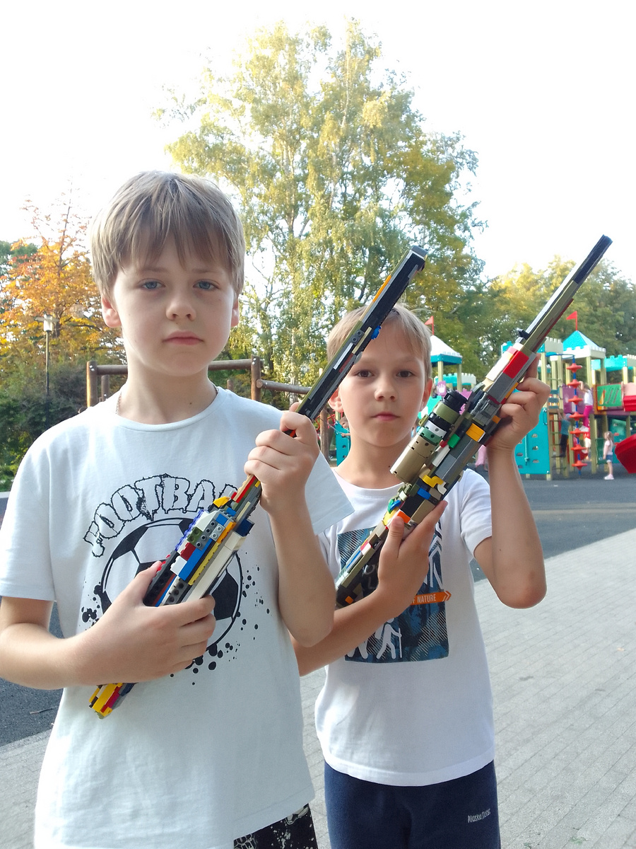 Василёк и его друг с винтовками из Лего