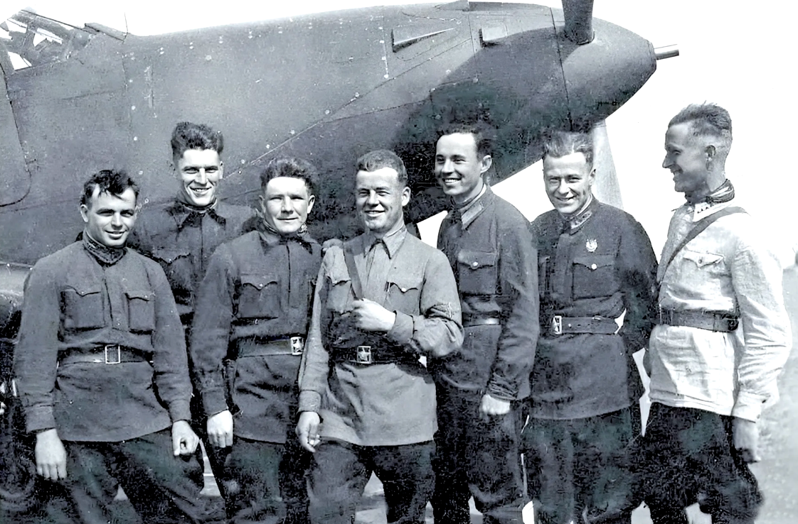 Лётчики 298-го ИАП, Михаил стоит третьим справа.