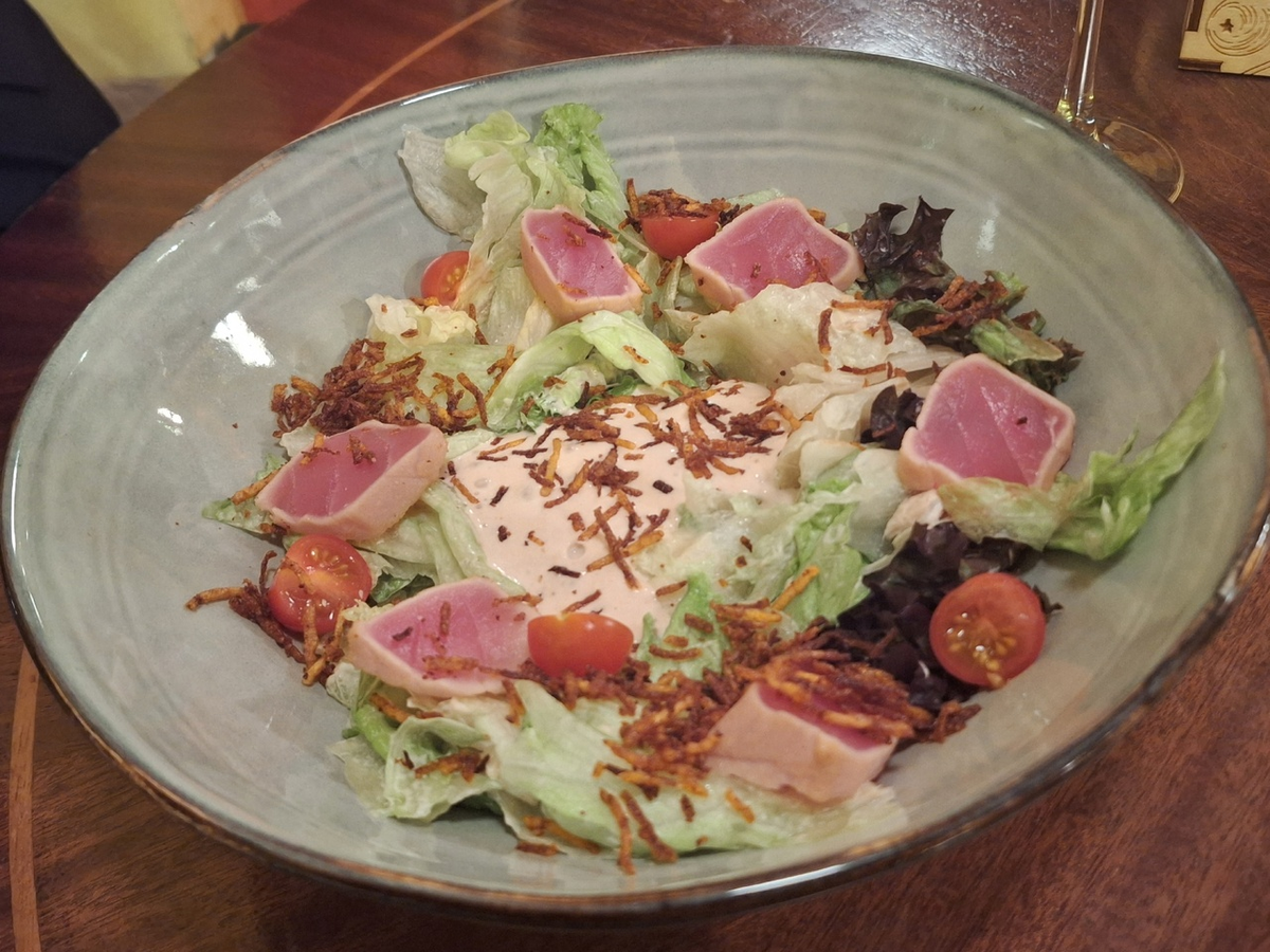 Тунец с вителло тоннато и картофелем пай - 570 рублей.