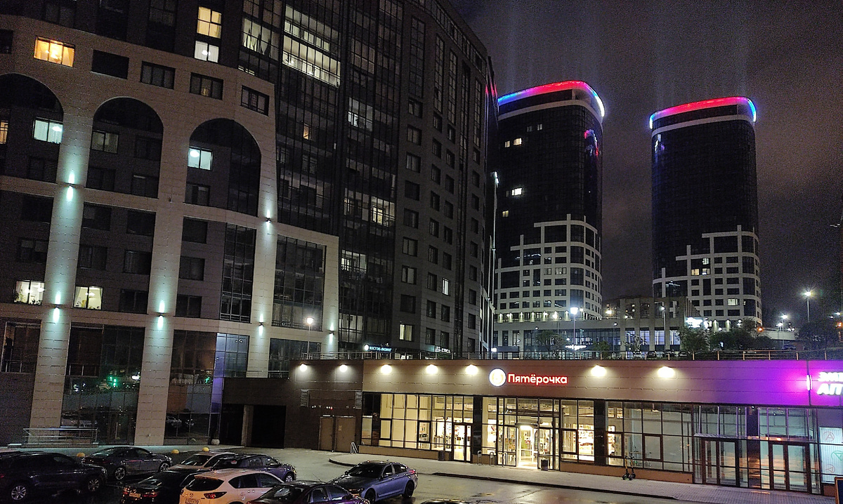 Магазины и парковка