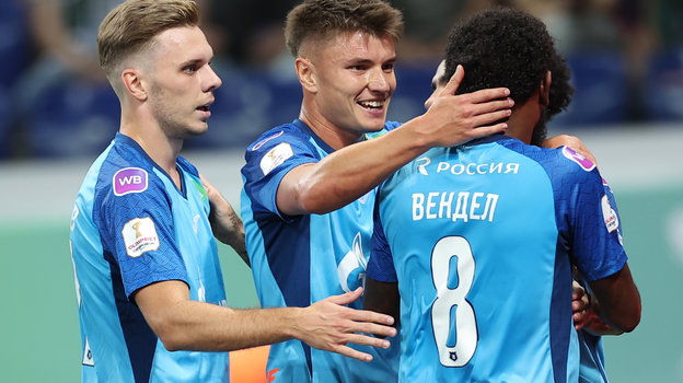    Футболисты «Зенита» Максим Глушенков, Андрей Мостовой и Вендел.Александр Федоров