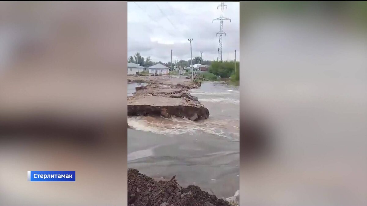    В Башкирии садоводы раскопали дорогу, чтобы спасти свои дома от подтоплений