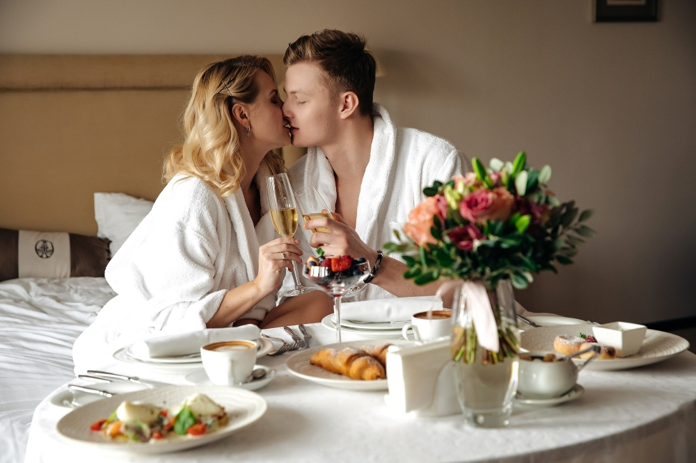 И вот с Александром женщина будто бы восполняла пропущенный этап жизни.          https://the-wedding.ru/upload/photo/CompanyWeddingOrganizer/2196/photo_00856.jpg