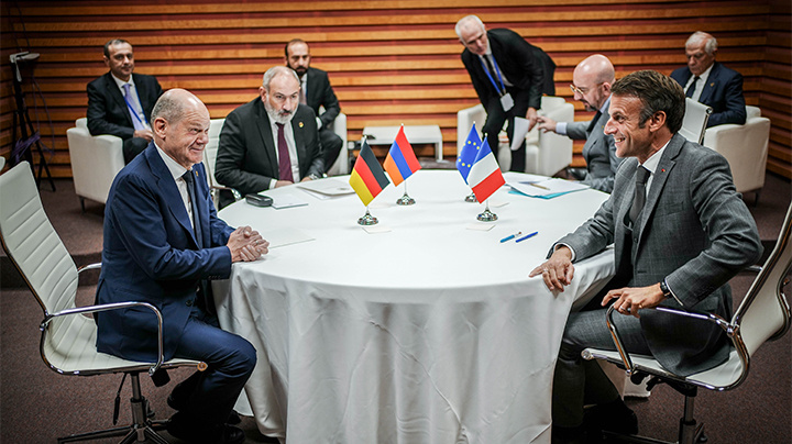    Пашинян изо всех своих сил пытается стать "своим среди чужих". Но едва ли немцы или французы кинутся на помощь Армении, если придёт беда. Фото: Kay Nietfeld/dpa/Global Look Press