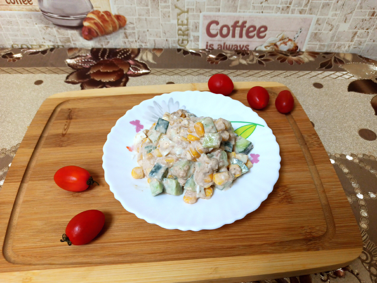 Легкий салат с тунцом, яйцом, огурцом и кукурузой — Идеальный вариант для быстрого перекуса