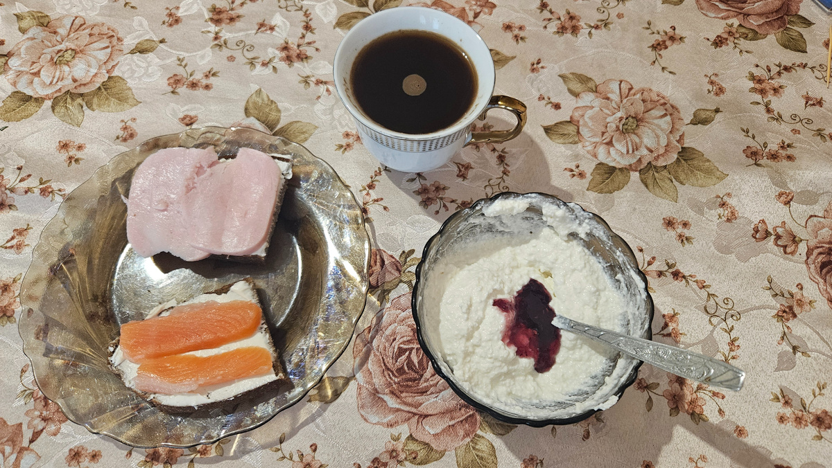 Завтрак. Творог 0% со сметаной, сахаром и джемом, бутер с творожным сыром с ветчиной и рыбой. На 443 калории.