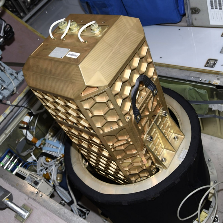 Гиперспектрометр установлен на иллюминаторе №9 служебного модуля российского сегмента МКС