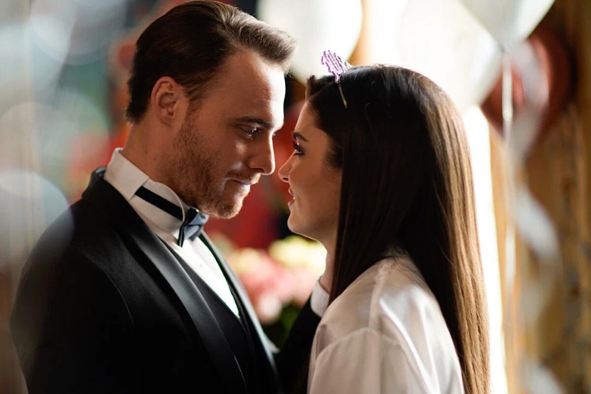 Керем Бюрсин прекрасно сыграл роль в романтичной мелодраме. Источник: кадр из сериала «Постучись в мою дверь» / MF Yapım📷
