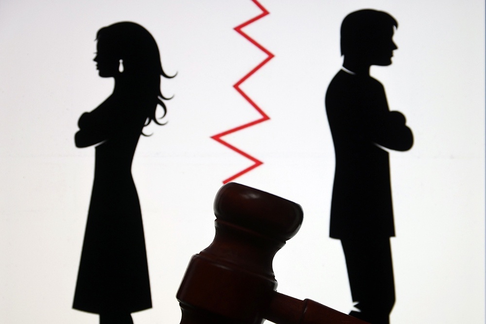    Нередко развод влечет за собой возникновение проблем, о которых, ставшие бывшими, супруги и не подозревали. / Сергей Михеев/РГ