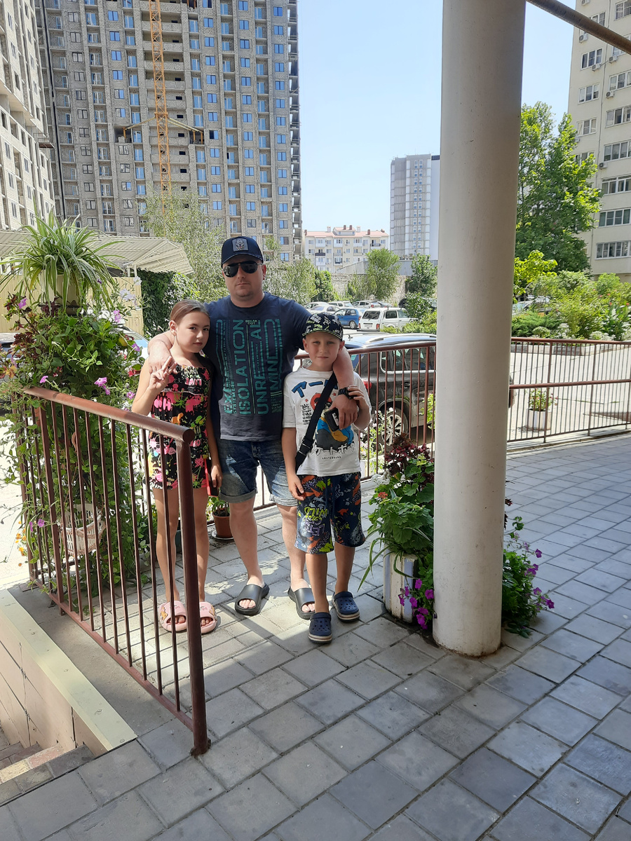 Возле подьезда все в цветах