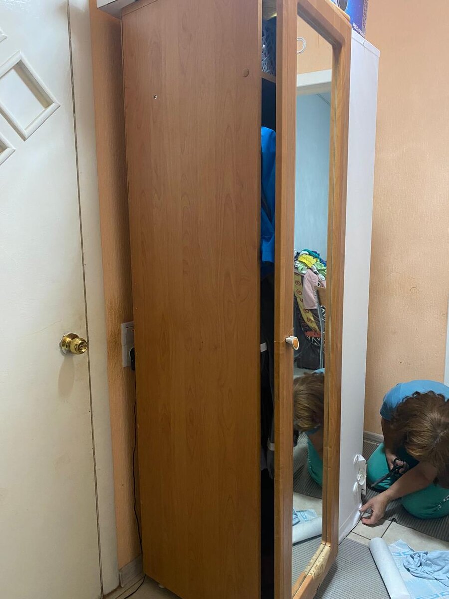 Рядом с ним стоит его коричневый собрат, но уже обновлённый. 