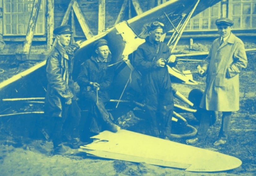 Из авиамузея, у обломков самолета, справа - С.П. Королёв, 1931 год