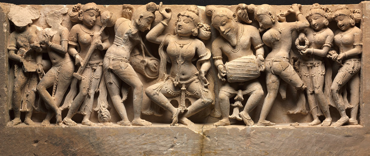 Фриз с изображением гандхарвов и апсар, жителей Сварги.