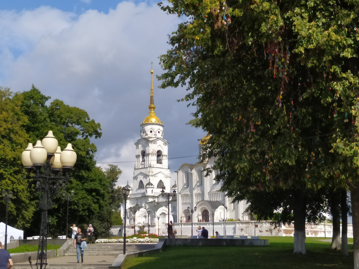 Успенский собор. Сквер имени Пушкина совсем рядом