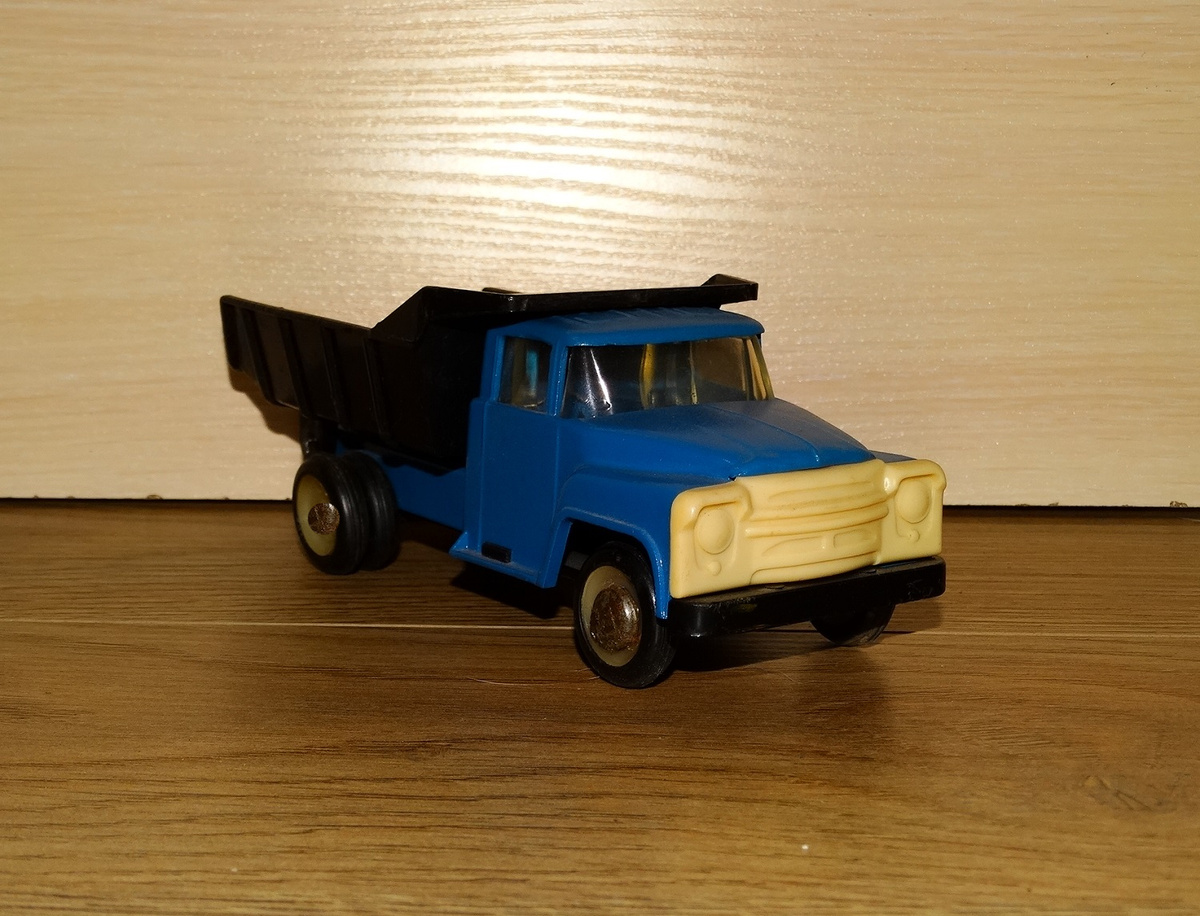 Игрушка «грузовичок-самосвал», производитель п/о "Искра", фото автора. Листаем галерею -->>