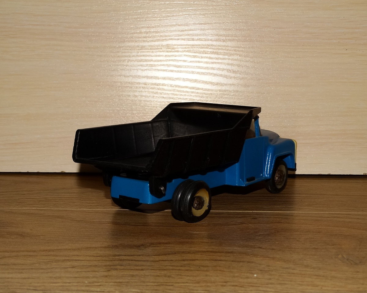Игрушка «грузовичок-самосвал», производитель п/о "Искра", фото автора.
