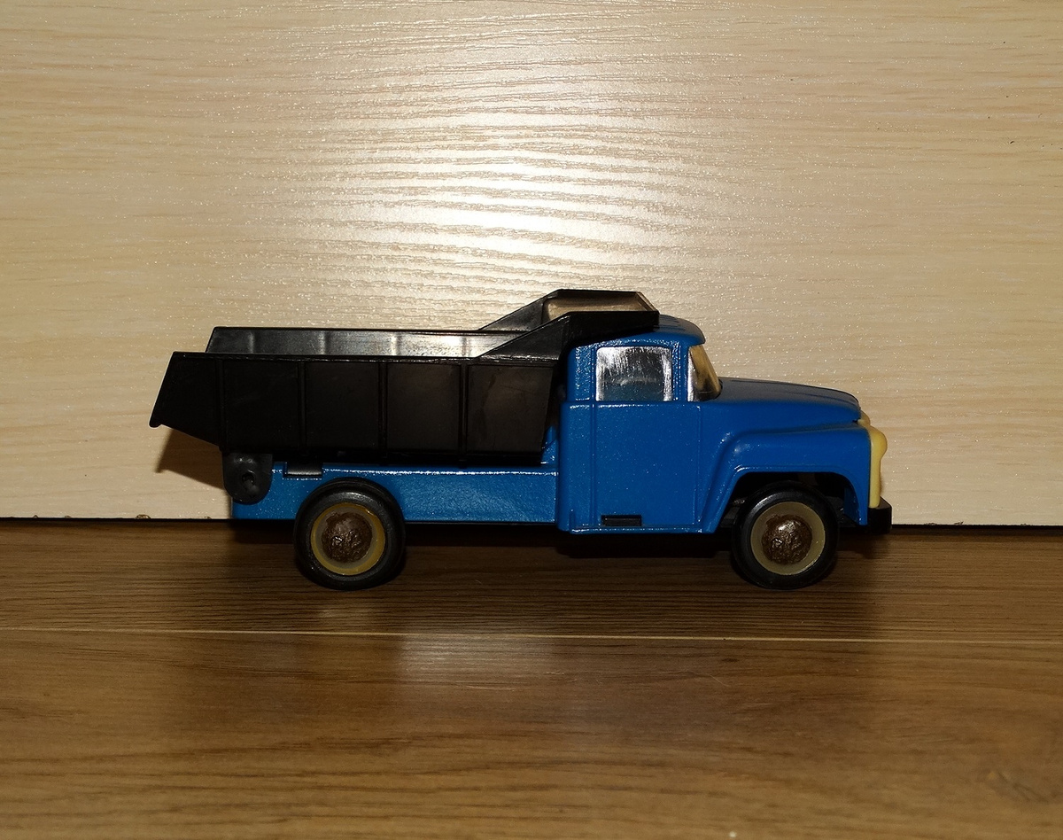 Игрушка «грузовичок-самосвал», производитель п/о "Искра", фото автора. Листаем галерею -->>
