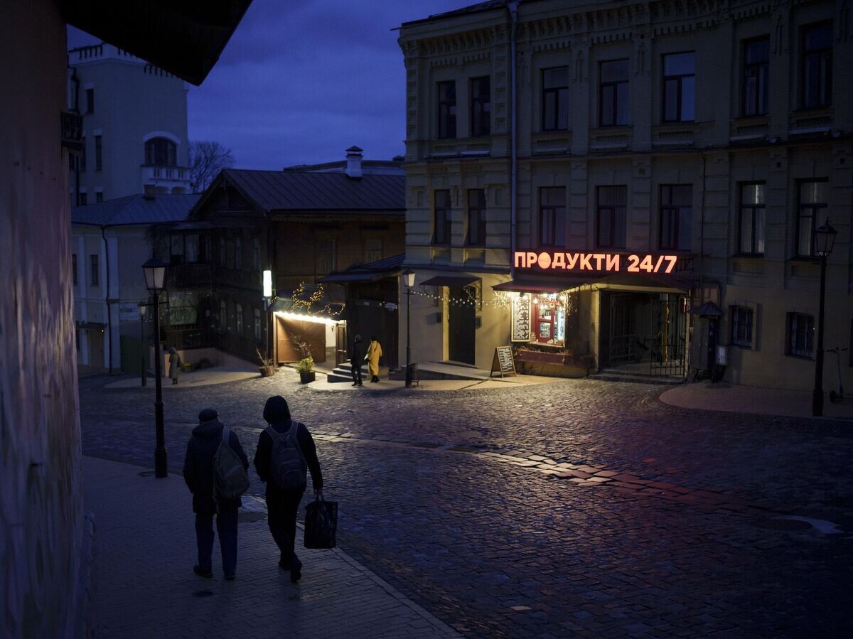    Неосвещенная улица в центре Киева, Украина© AP Photo / Felipe Dana