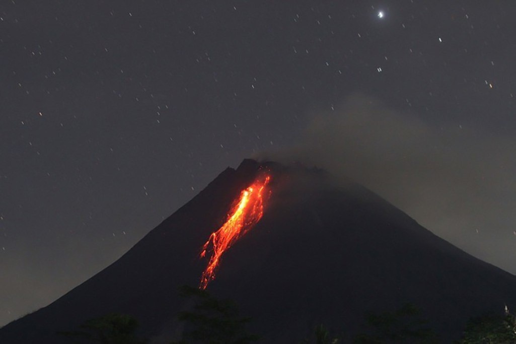 Извержение вулкана Шивелуч на Камчатке в августе 2024 года. https://clck.ru/3ChRuV