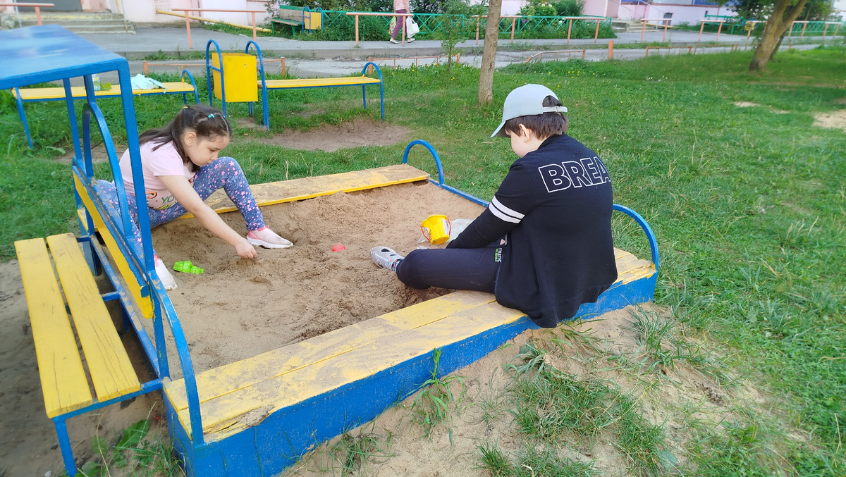 В песочнице постоянно лежат "общие" совочки и формочки, и мои воспользовались этим)))